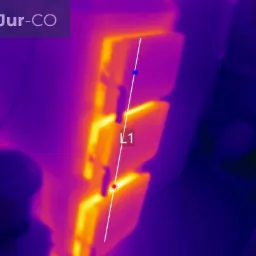 Termowizyjne zdjęcie grzejnika, prezentujące rozkład temperatur w zakresie od 17.7 do 81.1 stopni Celsjusza, z zaznaczoną linią pomiarową L1 i logo firmy Jur-CO w lewym górnym rogu.
