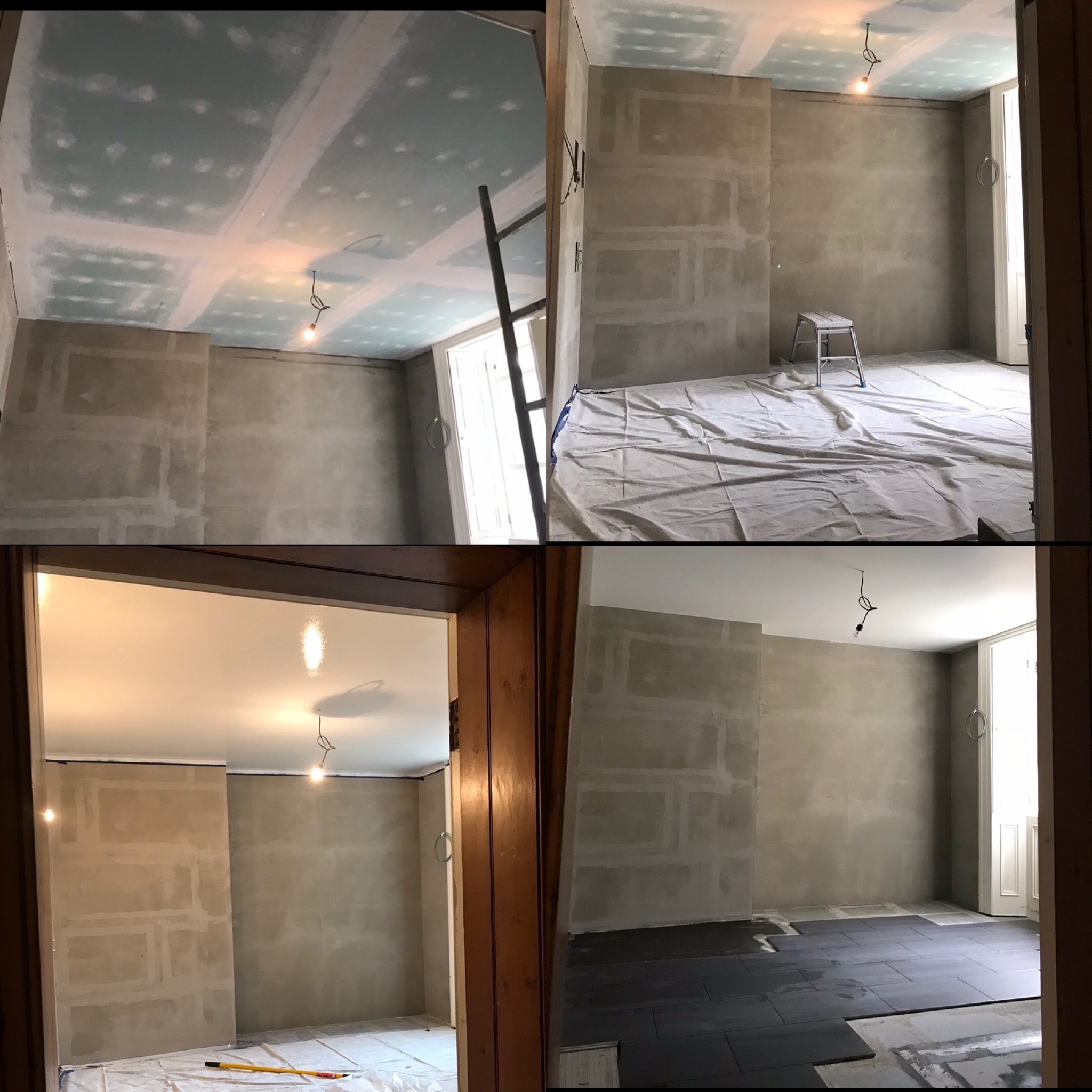 Wnętrze pokoju w trakcie remontu: surowy sufit z widocznymi łączeniami płyt gipsowo-kartonowych, ściany z nałożoną warstwą szpachli w geometryczne wzory, częściowo położona ciemna podłoga z płytek,...