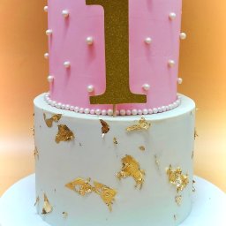 Piętrowy tort na pierwsze urodziny 
