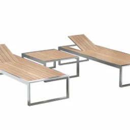 Dwa leżaki z drewnianymi listwami i metalową ramą oraz stolik kawowy, ustawione na białym tle.