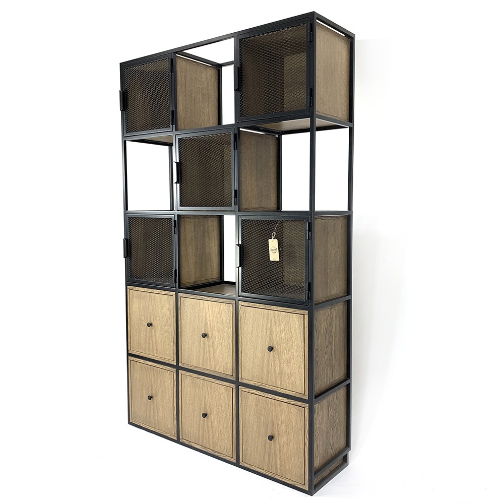 Regał z metalową ramą i drewnianymi półkami oraz drzwiczkami z siatki, dolne szafki z szufladami, nowoczesny design, na białym tle.