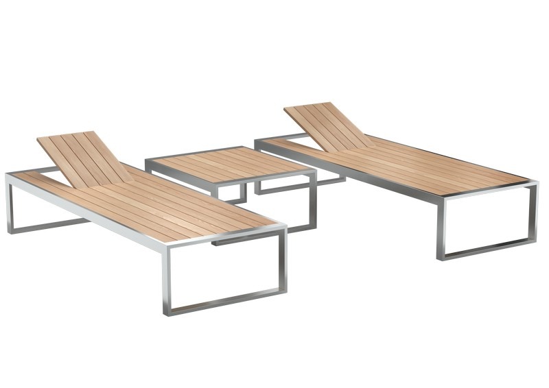 Dwa leżaki z drewnianymi listwami i metalową ramą oraz stolik kawowy, ustawione na białym tle.