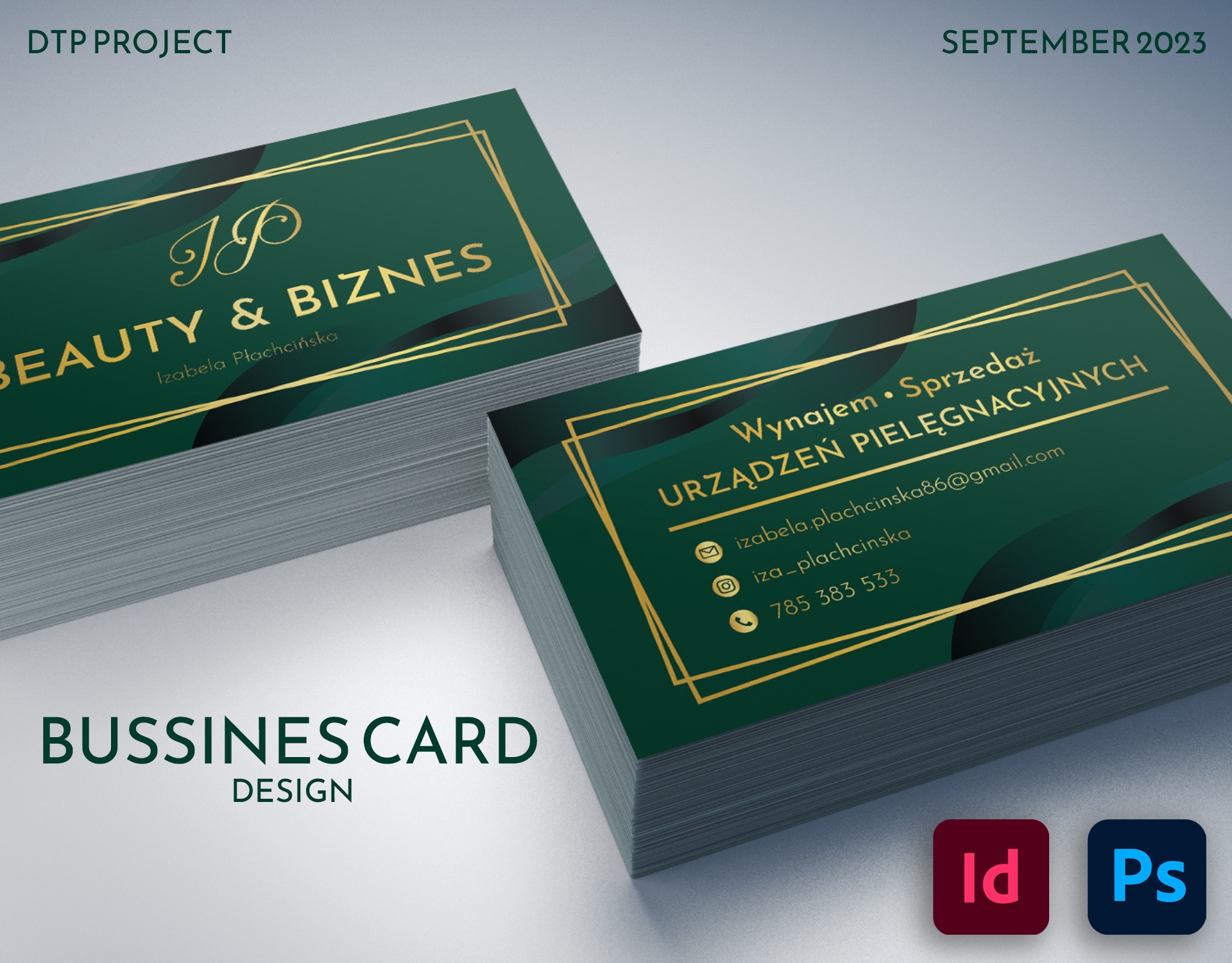 Dwa stosy wizytówek w kolorze butelkowej zieleni z elementami złota, z widocznymi ikonami programów Adobe InDesign i Photoshop w prawym dolnym rogu.