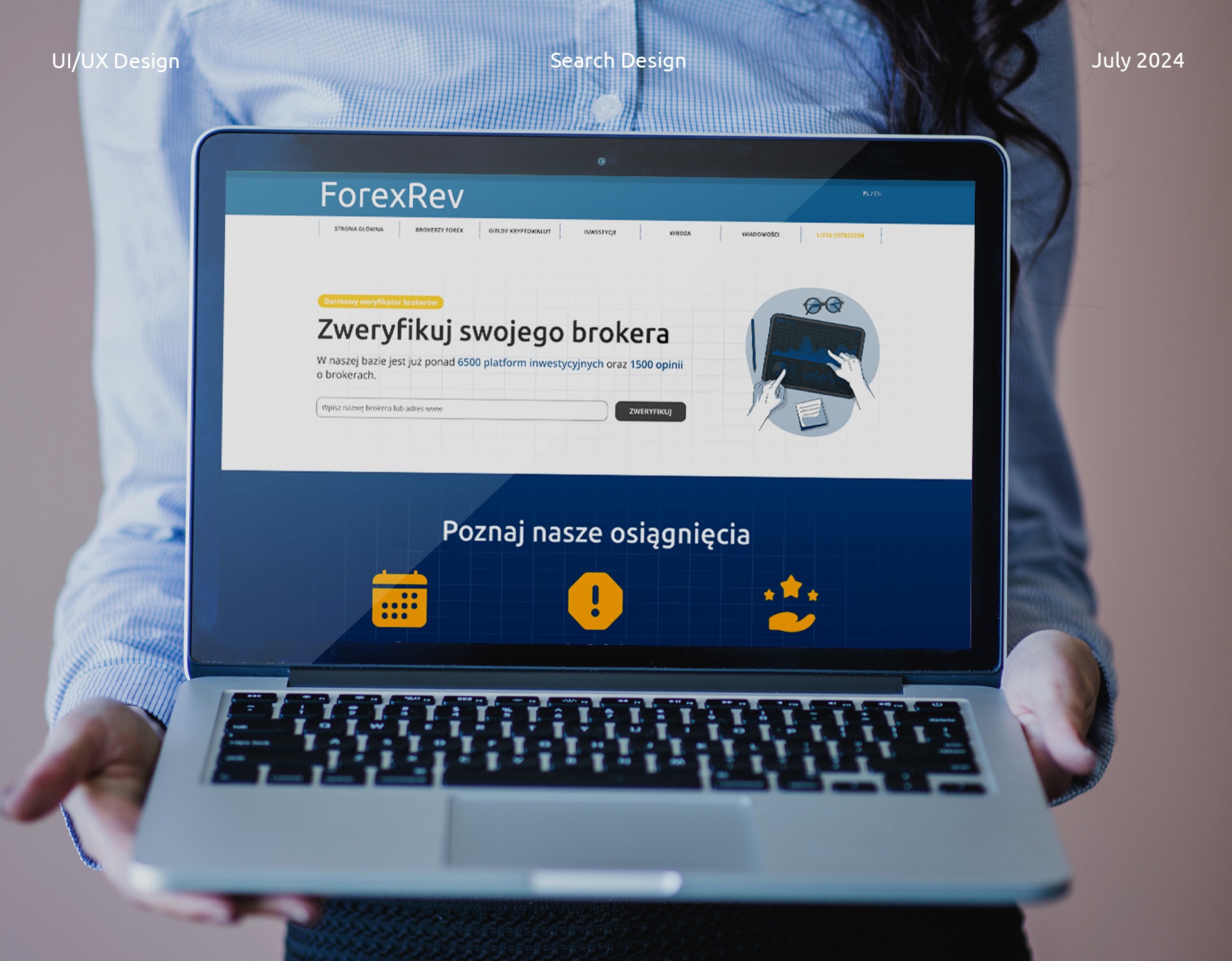 Ekran laptopa prezentuje stronę internetową ForexRev z funkcją weryfikacji brokerów, z ikonami kalendarza, wykrzyknika i gwiazdek poniżej nagłówka 'Poznaj nasze osiągnięcia'.