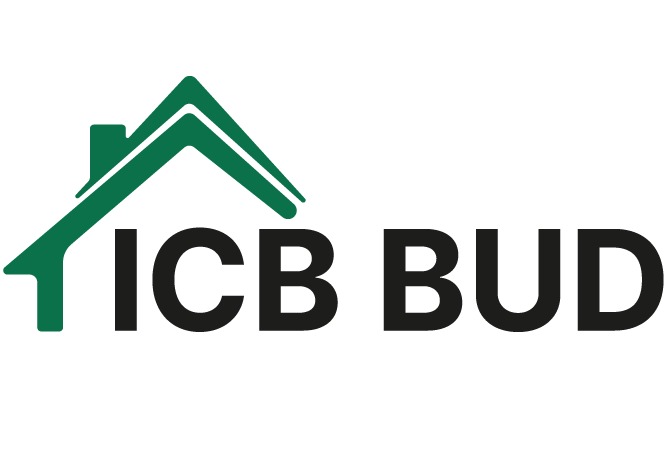 Logo firmy budowlanej ICB BUD z zielonym symbolem dachu.