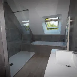 dobrze zagospodarowana powierzchnia pod lazienke na poddaszu