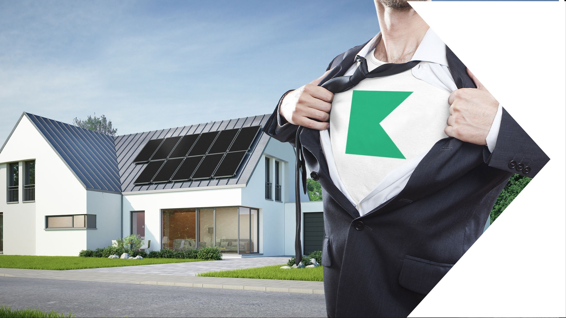 Mężczyzna w rozpiętym garniturze, odsłaniający koszulkę z zielonym symbolem na tle nowoczesnego domu z panelami słonecznymi na dachu.