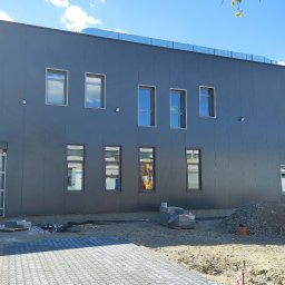 Budynek biurowo- produkcyjny dla f-my Pomel w Wyszkowie. Inwestycja w trakcie realizacji. Na zdjęciu- elewacja frontowa z płyt warstwowych