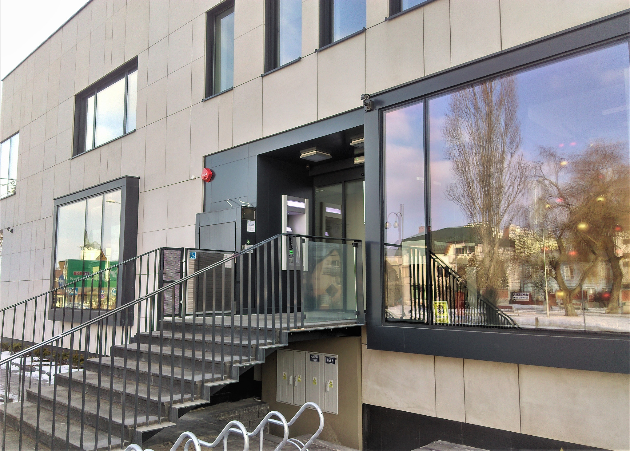 Siedziba Banku Spółdzielczego w Wyszkowie. Modernizacja i rozbudowa budynku . Na zdjęciu- strefa wejścia.