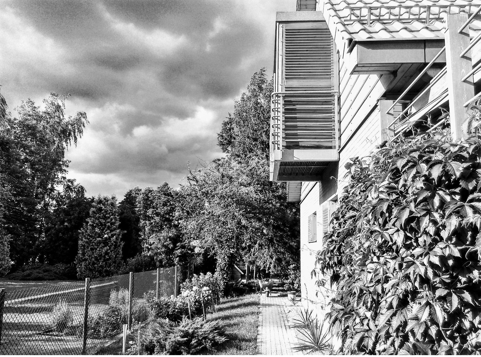 Dom jednorodzinny w stylu dworkowym. Na zdjęciu- detal balkonu