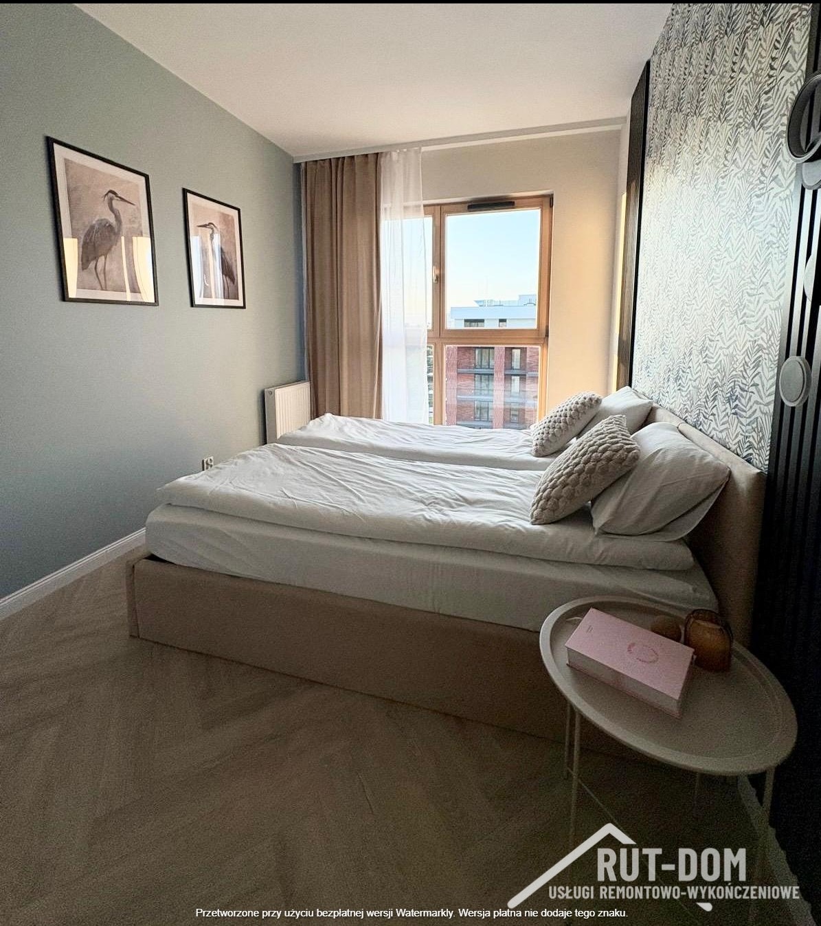 Jasna sypialnia po remoncie: podwójne łóżko, okno z widokiem na miasto, dekoracyjne panele na ścianie i obrazy z motywem ptaków. Nowoczesne wykończenie wnętrza.