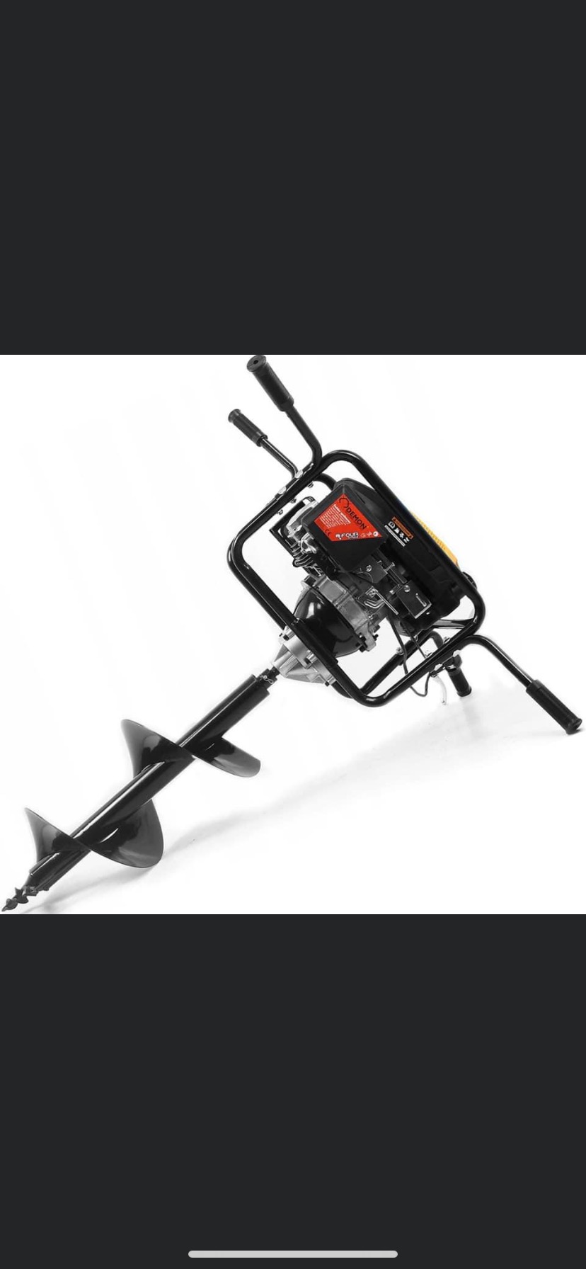 Benzynowy świder glebowy z czarnym wiertłem ślimakowym i uchwytami, prezentowany na białym tle.