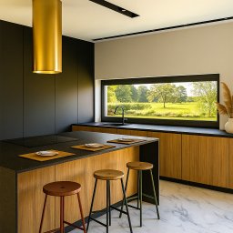 Obszary Studio - Nowoczesna kuchnia z wyspą, drewnianymi szafkami i złotym okapem cylindrycznym. Za oknem widok na zielony krajobraz. Marmurowa podłoga i minimalistyczne stołki barowe.