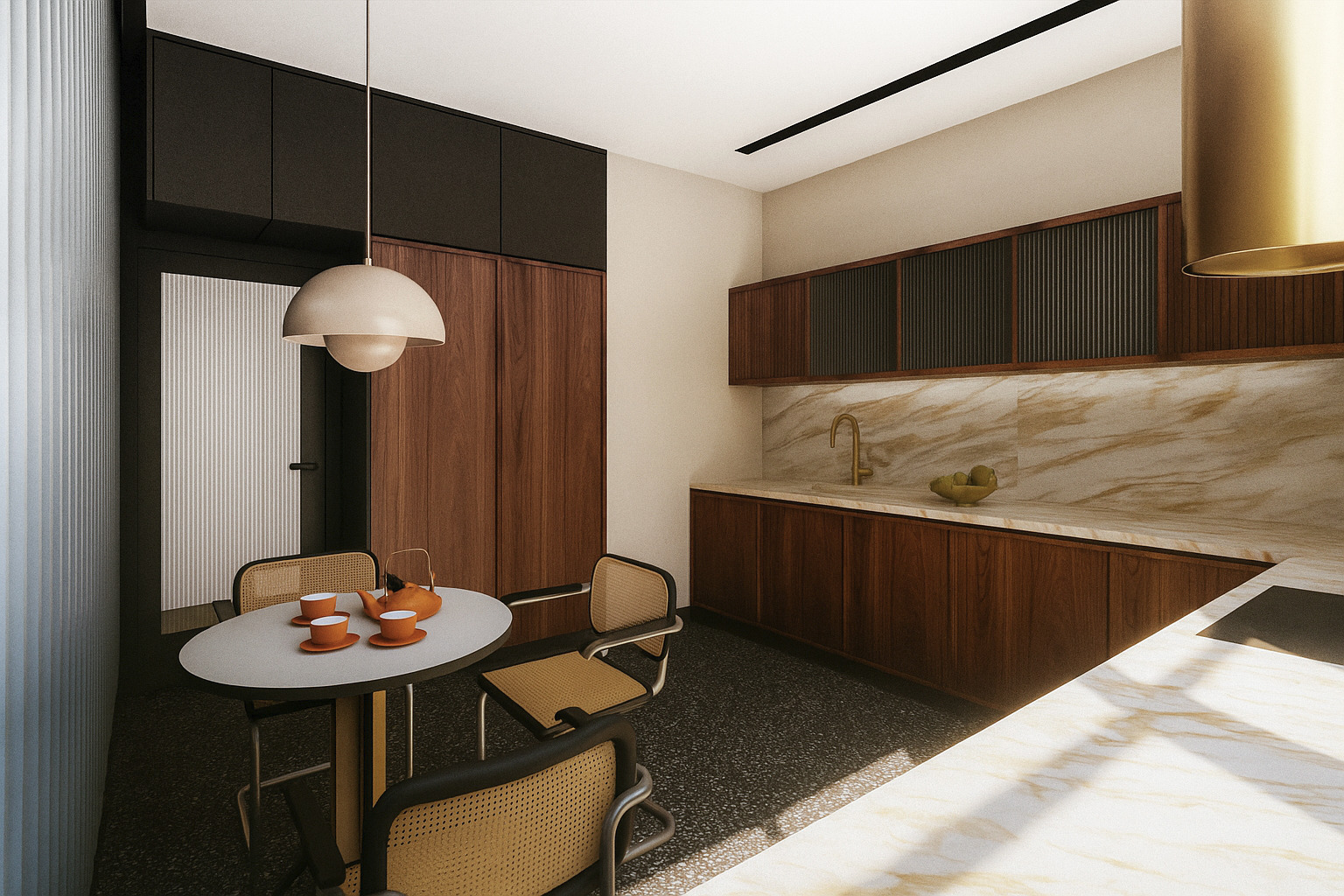 Nowoczesna kuchnia z drewnianymi szafkami, marmurowym blatem i okrągłym stołem z rattanowymi krzesłami. Lampa wisząca nad stołem, złota armatura.