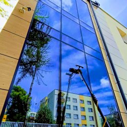 mycie elewacji szklanej wodą demineralizowaną