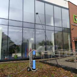 Mycie szklanej elewacji wodą demineralizowaną