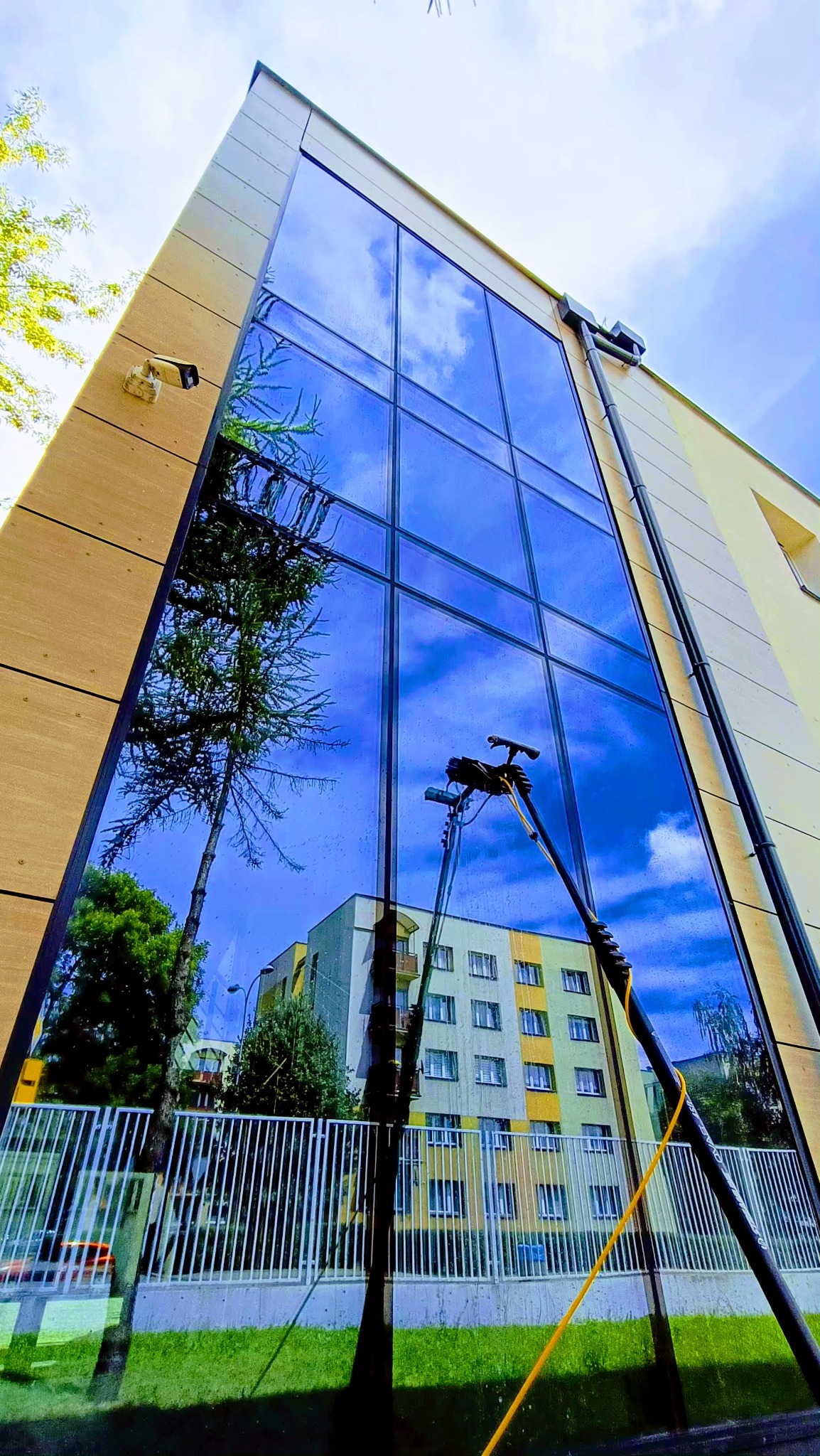 mycie elewacji szklanej wodą demineralizowaną
