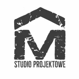 Czarno-białe logo studia projektowego z stylizowaną literą M i motywem domu w górnej części, z efektem grunge i napisem 'STUDIO PROJEKTOWE' poniżej.