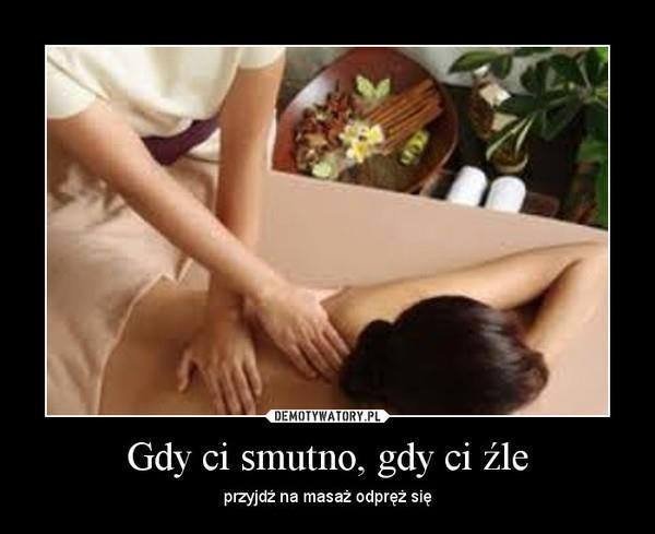 Osoba otrzymuje relaksacyjny zabieg na plecy; dłonie terapeuty ugniatają skórę, w tle widoczna dekoracyjna miseczka z aromatycznymi dodatkami i buteleczki z olejkami.