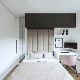 Wizualizacja pokoju w Wysokiej głogowskiej: łóżko z tapicerowanym wezgłowiem, biurko z komputerem, różowe krzesło, szafki wiszące i zabudowa szafy w minimalistycznym stylu.