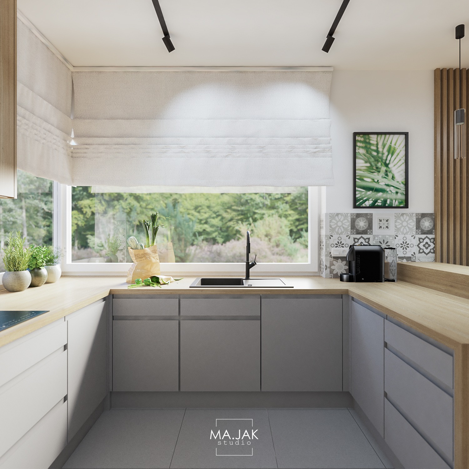 Jasna kuchnia w stylu skandynawskim z szarymi szafkami, drewnianym blatem, roślinami w doniczkach na parapecie i mozaiką nad blatem, oświetlona reflektorami sufitowymi.