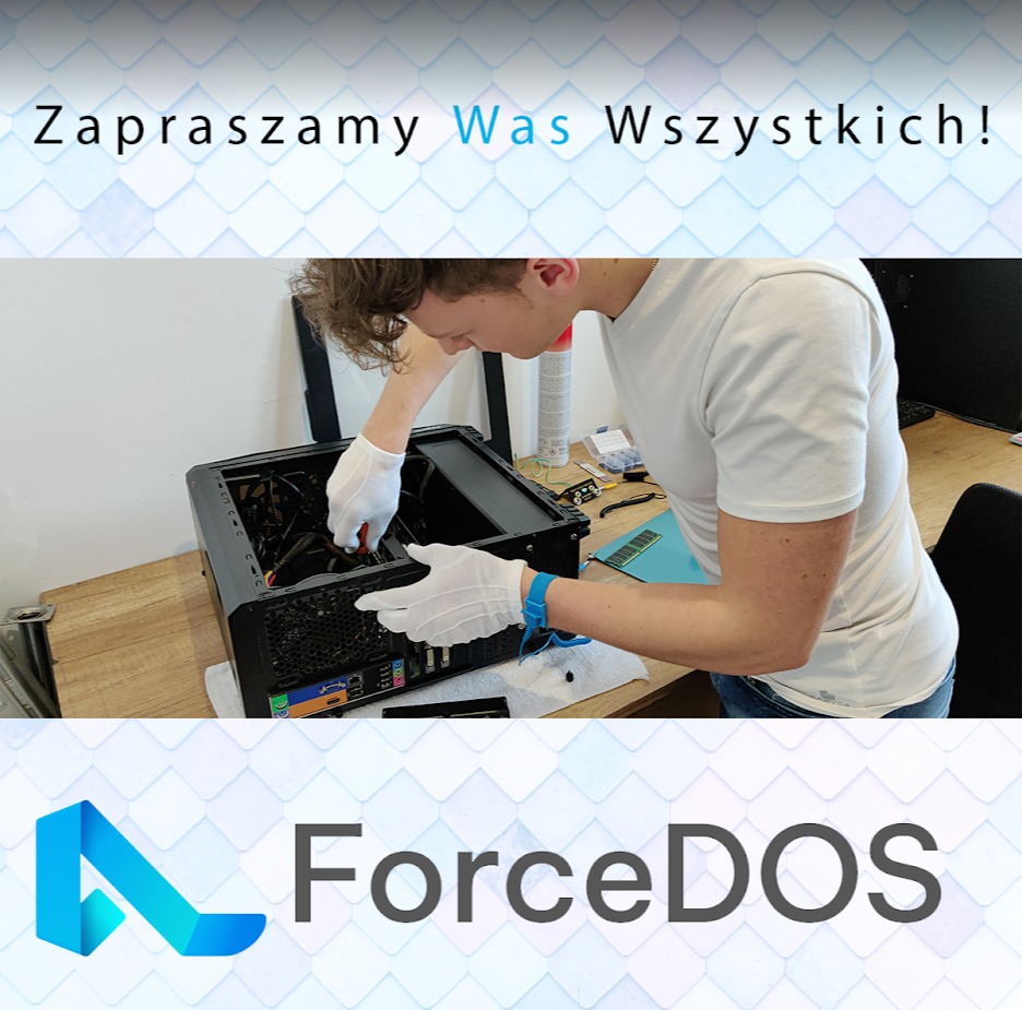 Młody mężczyzna w białych rękawiczkach naprawia wnętrze czarnej obudowy komputera stacjonarnego na drewnianym biurku, widoczny moduł RAM na niebieskiej macie antystatycznej, z góry i z dołu kadru...