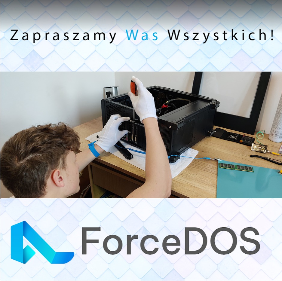 Mężczyzna w białych rękawiczkach serwisowych, w trakcie dokręcania śrubki wewnątrz otwartej obudowy komputera stacjonarnego, widoczna karta rozszerzeń i pamięć RAM na ESD macie.