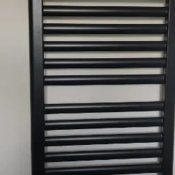 Wykonanie instalacji CO i montaż grzejnika łazienkowego wraz z termostatami.