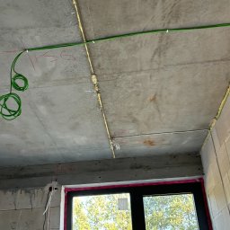 Alcon-Systems Sp. z o. o. - Przewody KNX prowadzone w przestrzeni międzystropowej (docelowo strop podwieszany) dla czujnika obecności KNX.