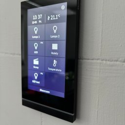 Panel dotykowy KNX (multifunkcyjny) firmy Siemens.