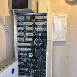 Rozdzielnica z elementami KNX - etap uruchomieniowy.