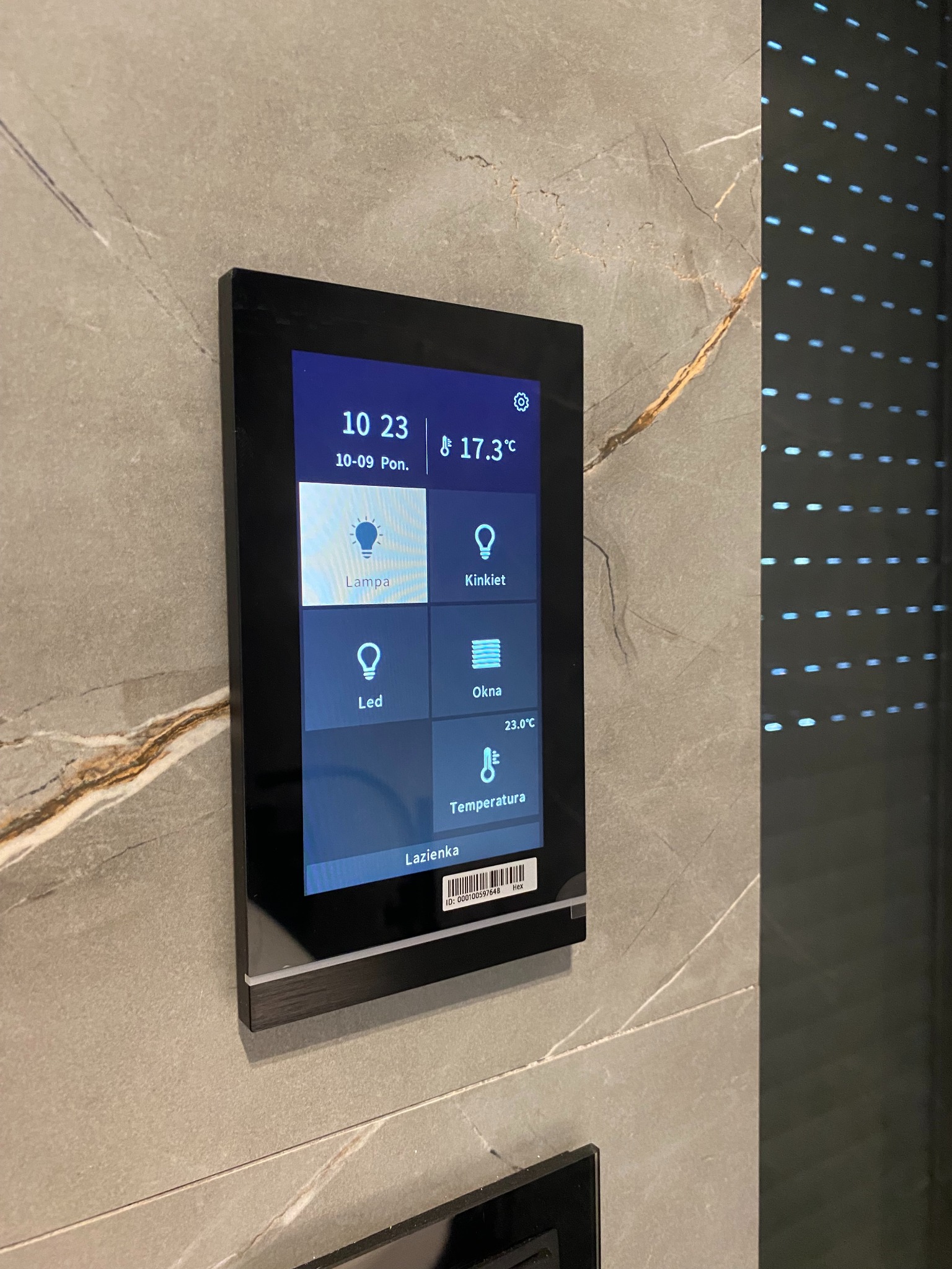 Panel dotykowy KNX firmy Siemens w kolorze czarnym.