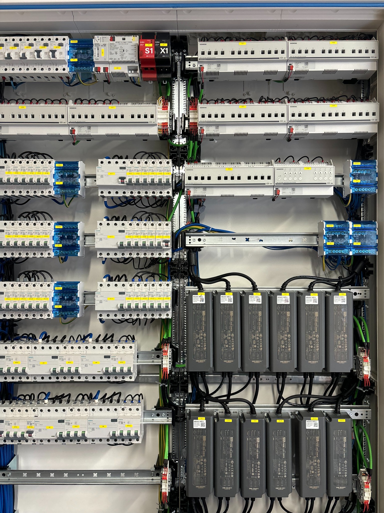 Rozdzielnica z elementami KNX firmy Siemens i Gira oraz zasilaczami KNX firmy Mean Well - etap prefabrykacji.