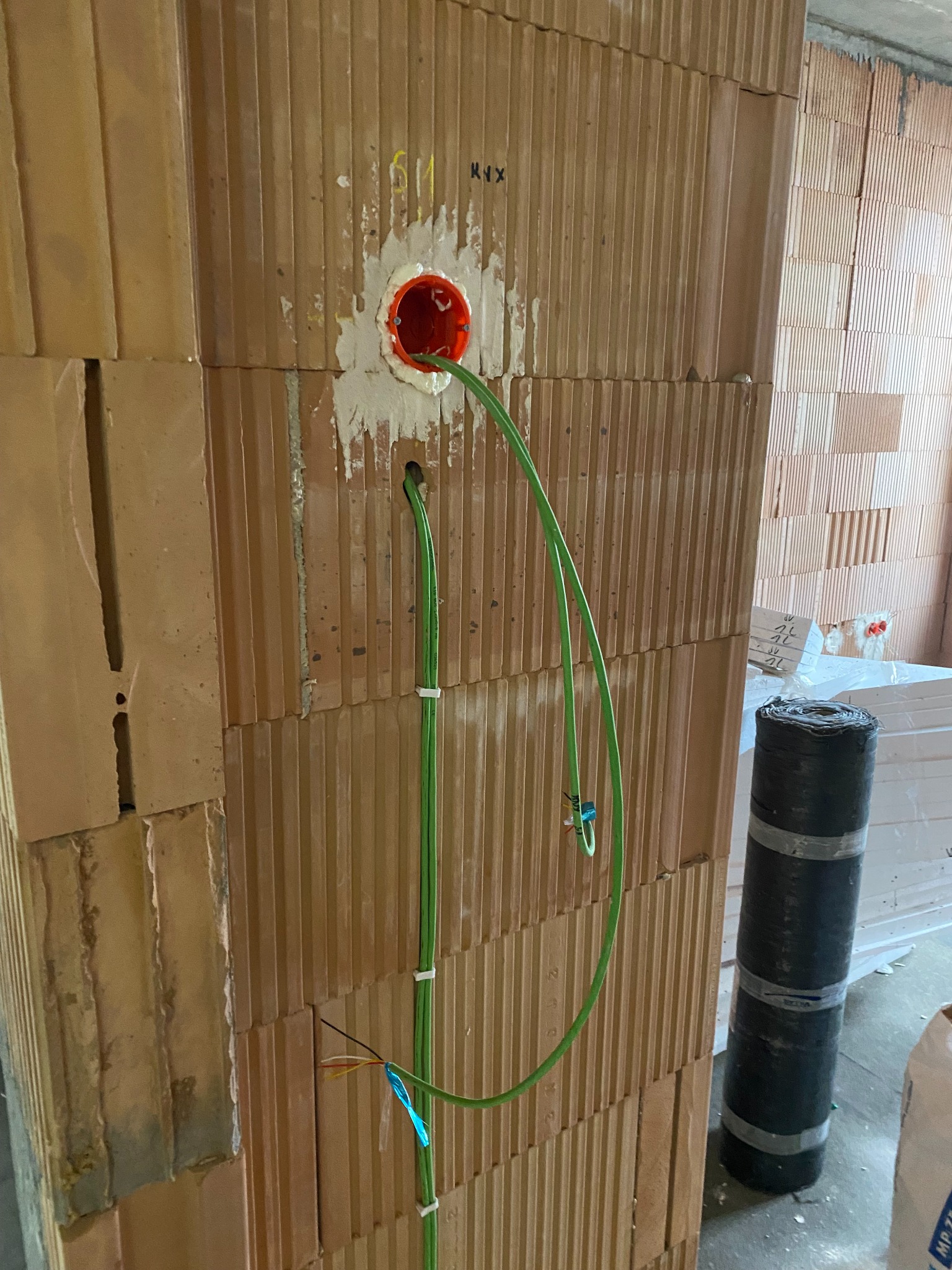 Puszka podtynkowa i okablowanie KNX przygotowane pod panel dotykowy.