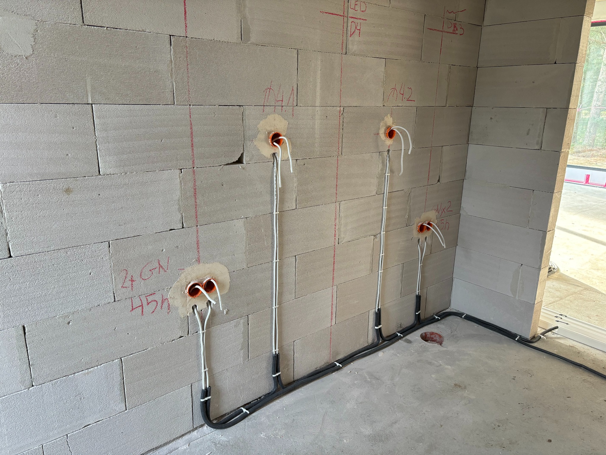 Okablowanie gniazd wtykowych w instalacji KNX (identyczne jak w tradycyjnej instalacji).