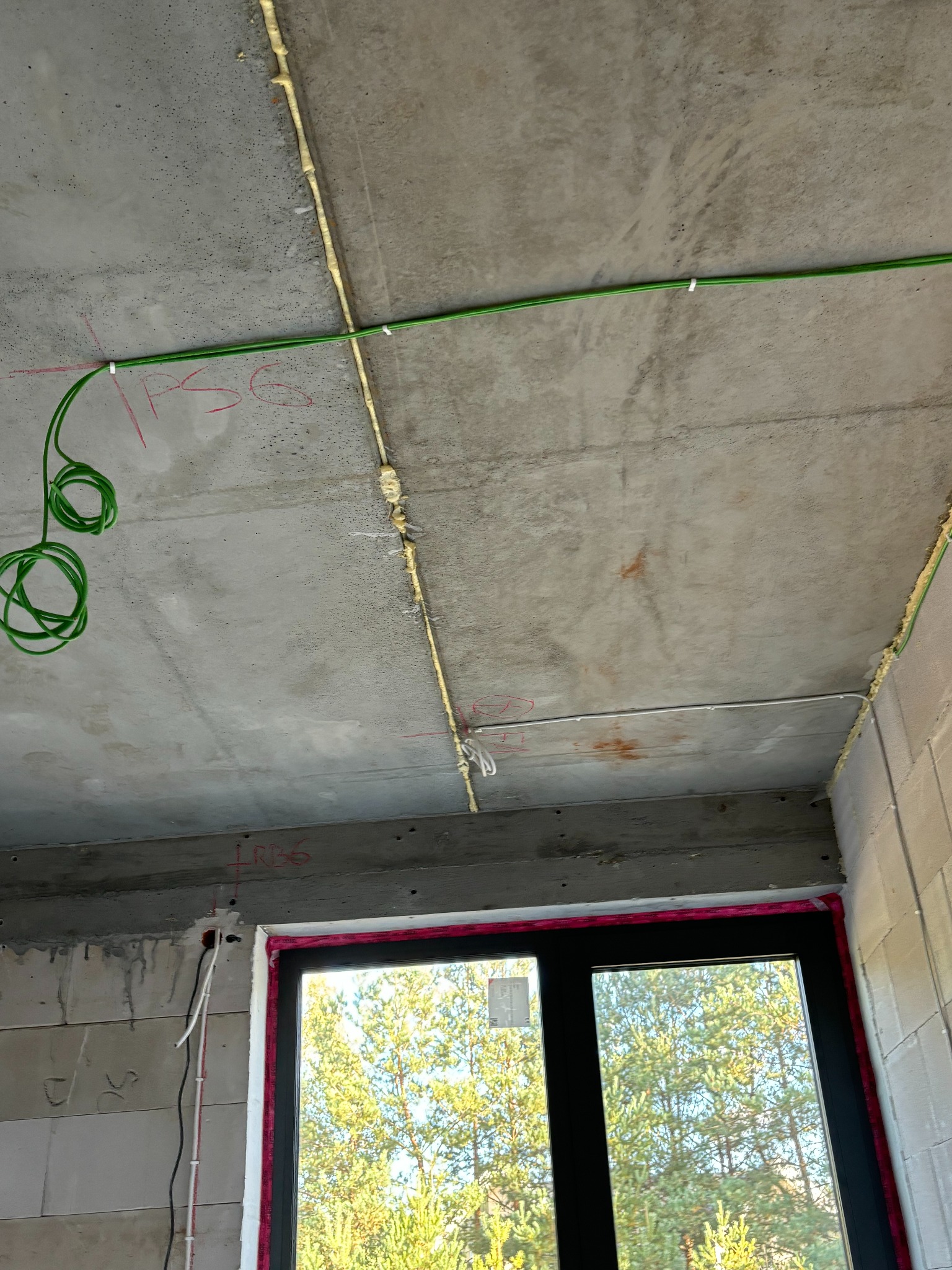 Przewody KNX prowadzone w przestrzeni międzystropowej (docelowo strop podwieszany) dla czujnika obecności KNX.