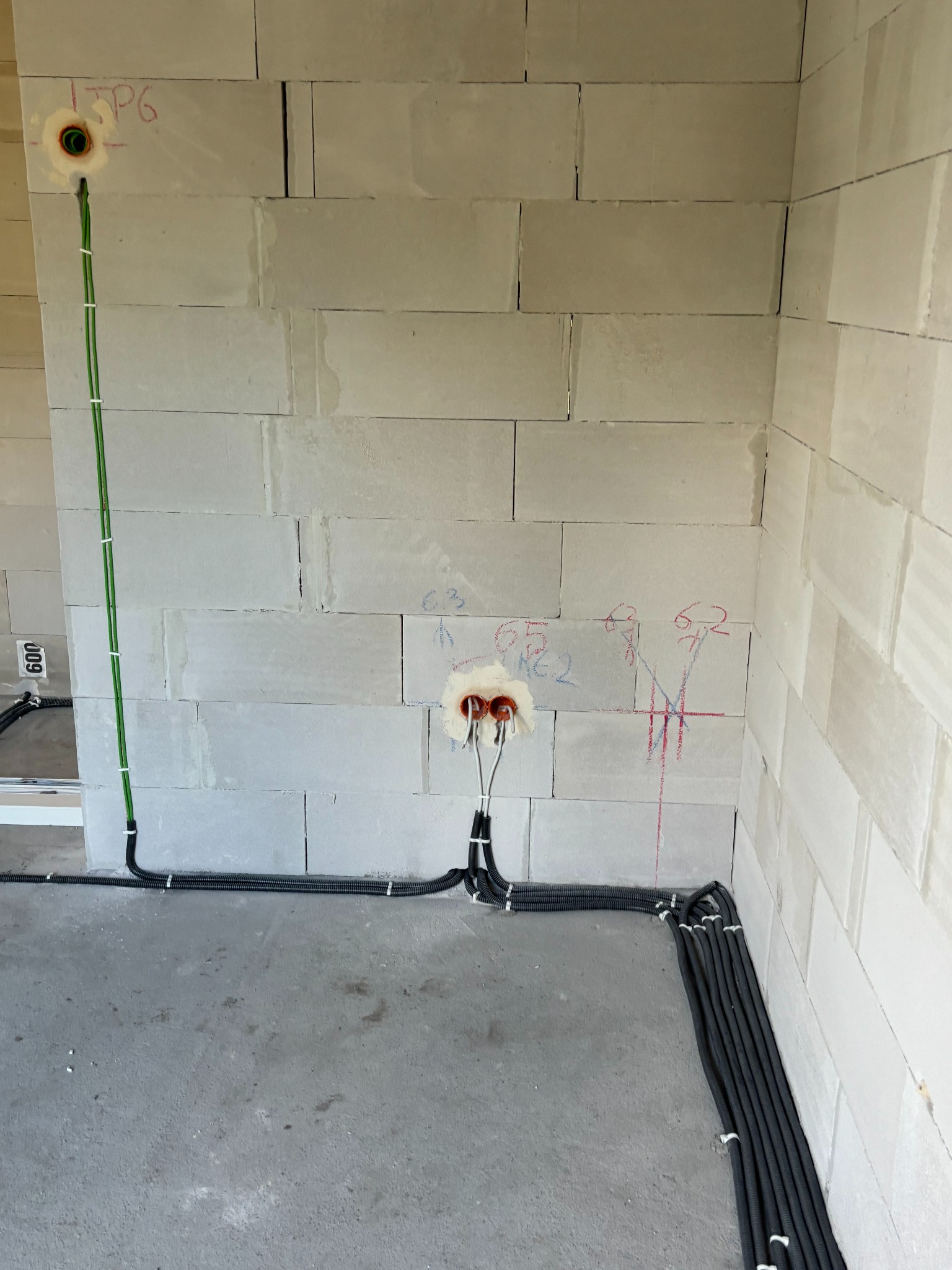 Okablowanie instalacji - gniazda wtykowe oraz panel dotykowy KNX.