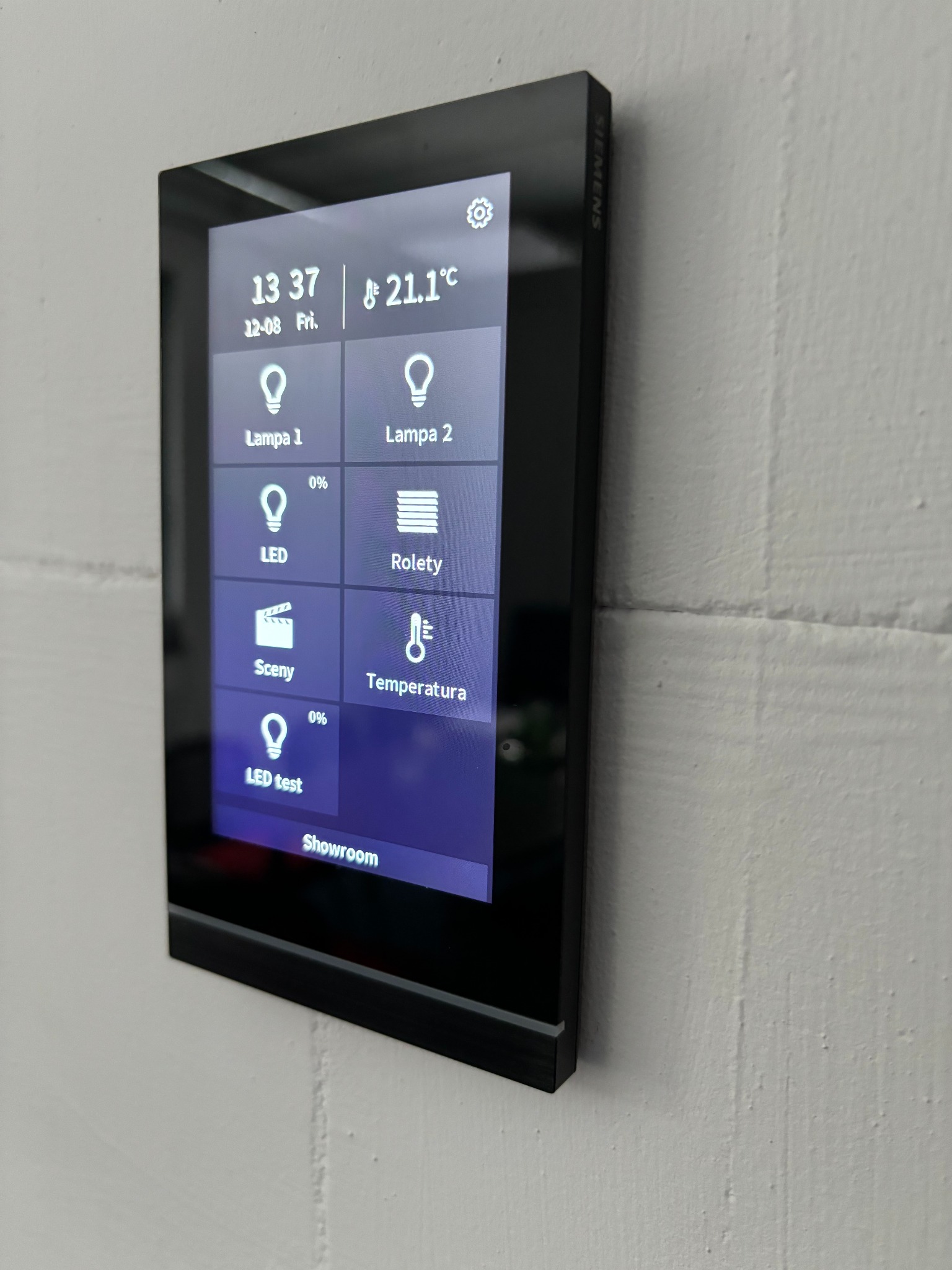 Panel dotykowy KNX (multifunkcyjny) firmy Siemens.