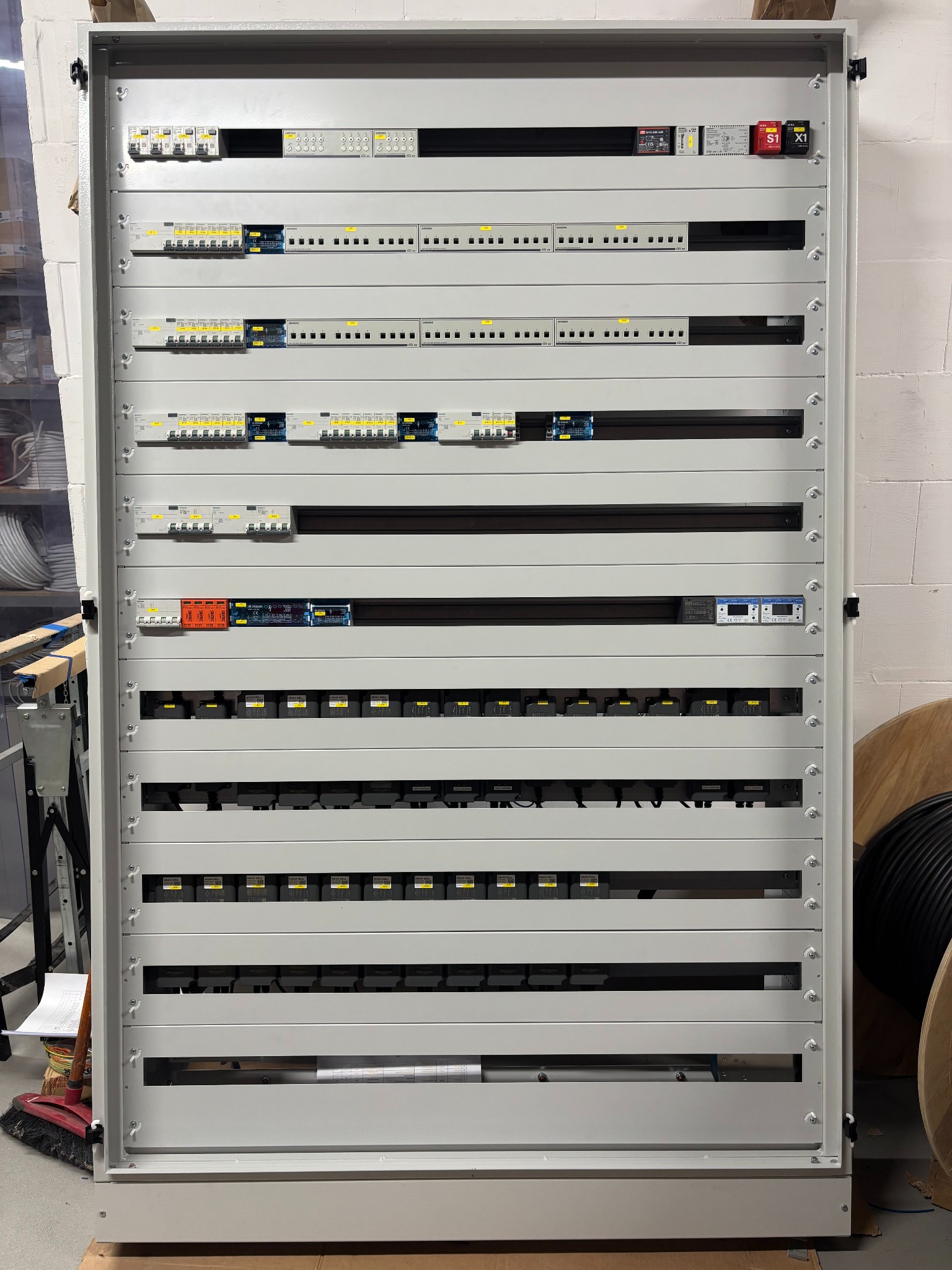 Rozdzielnica z elementami KNX - etap prefabrykacji.