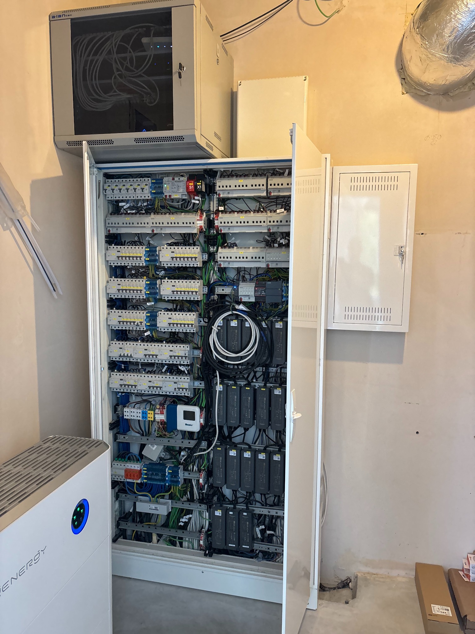 Rozdzielnica z elementami KNX - etap uruchomieniowy.