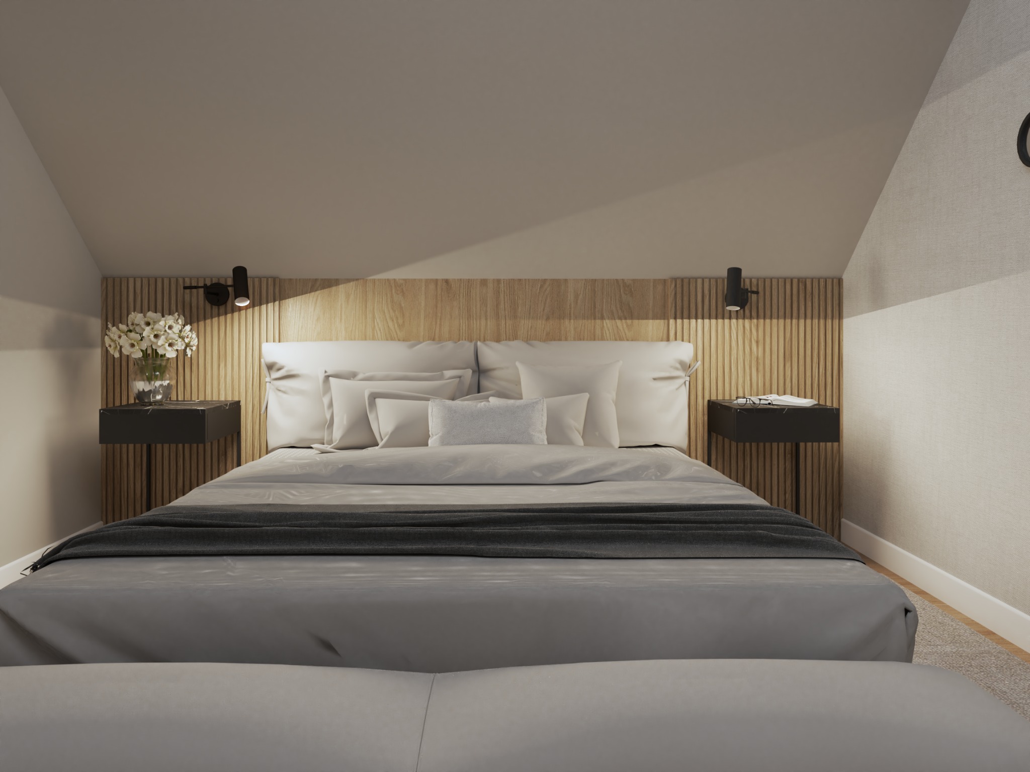 Sypialnia na poddaszu z łóżkiem w neutralnych barwach, drewnianym panelem za wezgłowiem, czarnymi stolikami nocnymi i lampkami ściennymi.