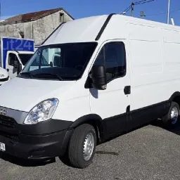 Biały samochód dostawczy marki Iveco, zaparkowany na zewnątrz, z widocznym numerem rejestracyjnym 5346 JFN.