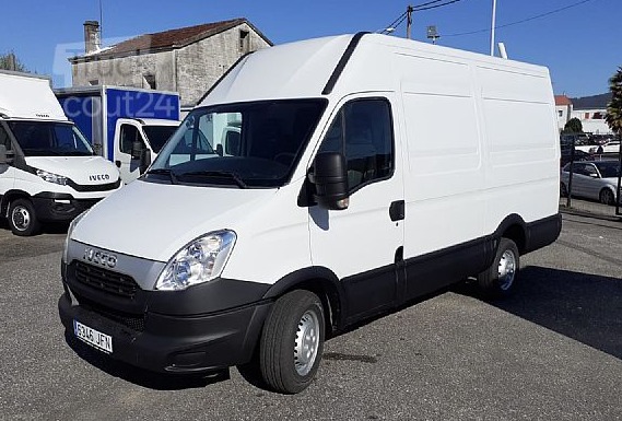 Biały samochód dostawczy marki Iveco, zaparkowany na zewnątrz, z widocznym numerem rejestracyjnym 5346 JFN.