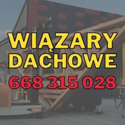 Reklama wiązarów dachowych z numerem telefonu na tle załadowanych wiązarów i wózka widłowego.