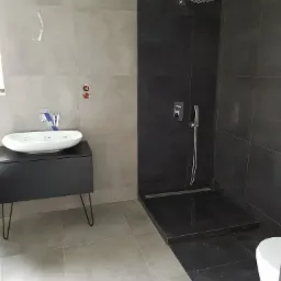 łazienka w domu jednorodzinnym