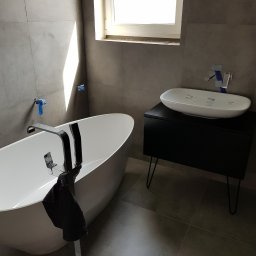 łazienka w domu jednorodzinnym