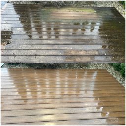 MajLen - Deska tarasowa: widok przed i po czyszczeniu. Górna część brudna, pokryta mchem, dolna - czysta, brązowa, mokra po myciu. Efekt czyszczenia kostki brukowej.