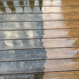 MajLen - Deska tarasowa: połowa wyczyszczona, ukazująca różnicę w wyglądzie przed i po myciu. Widoczne refleksy nieba i drzew w mokrej powierzchni.