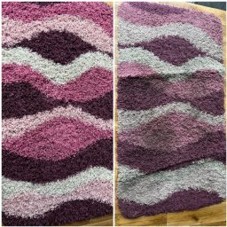 MajLen - Puszysty dywan shaggy w odcieniach fioletu i szarości, ułożony na drewnianej podłodze. Widoczne nieregularne pasy i miękka tekstura włókien.