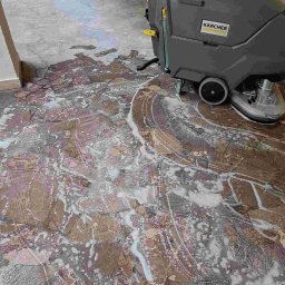 EVERY ON SPÓŁKA Z OGRANICZONĄ ODPOWIEDZIALNOŚCIĄ - Szorowarka Karcher w trakcie mycia marmurowej posadzki z detergentem, widoczne ślady czyszczenia i piana. Jasne wnętrze budynku w tle.